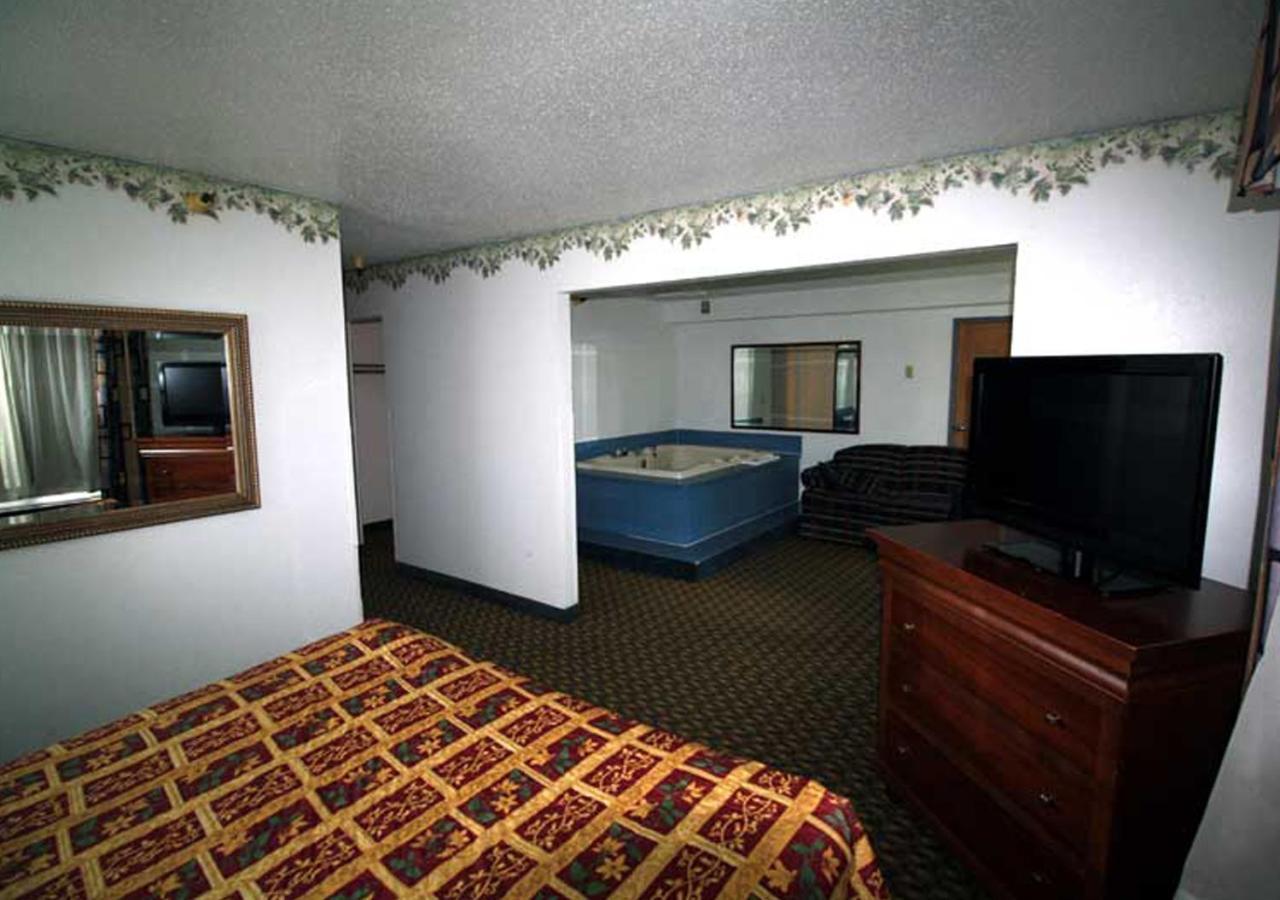 Norwood Inn And Suites - Minneapolis-St Paul Roseville Zewnętrze zdjęcie